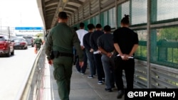Inmigrantes devueltos a México a través de la frontera Sur. (Foto X/@CBP)